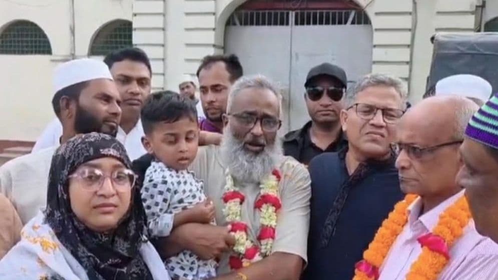 জামিনে মুক্তির পর আ.লীগ নেতাকে ফুলের মালা দিয়ে বরণ বিএনপির এমপির