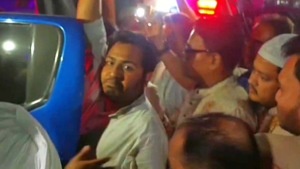 ফ্যাসিস্ট বলায় এনসিপির এমপিকে ২ ঘণ্টা ঘেরাও, উদ্ধার করল পুলিশ image