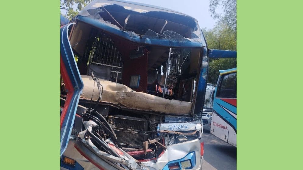 ফেনীতে ট্রাকের পেছনে যাত্রীবাহী বাসের ধাক্কায় আহত ৩০