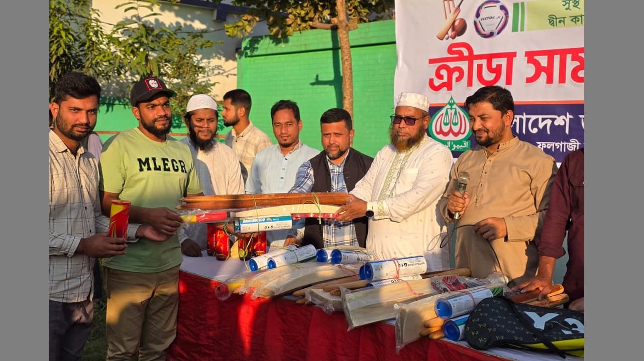 ফুলগাজীর ৩০ ক্লাবে ক্রীড়া সামগ্রী দিলো জামায়াতে ইসলামীImage