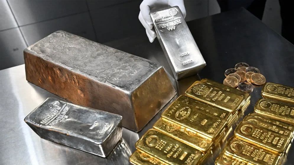 বিশ্ববাজারে স্বর্ণ ও রুপার দামে পতন image