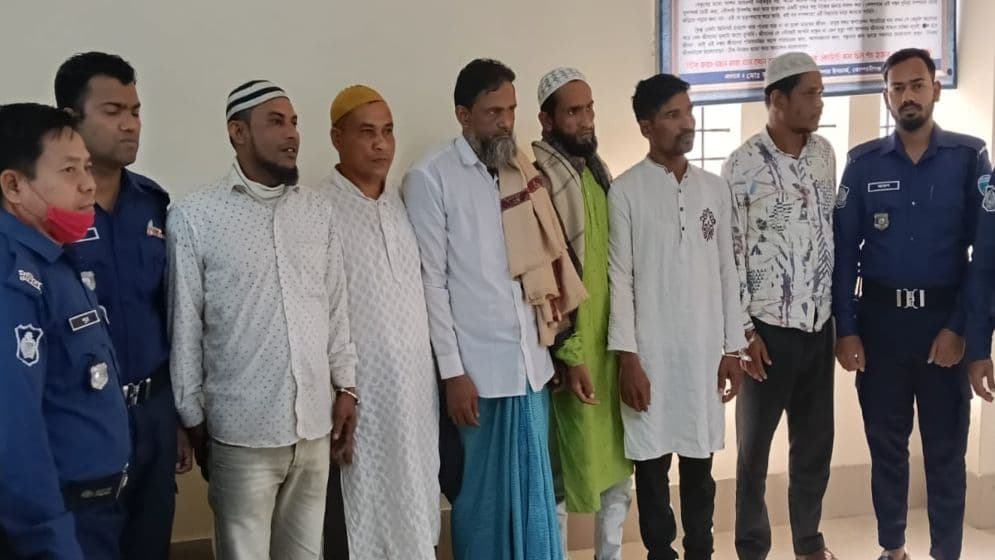 শহীদ মিনারে ফুল দিতে গিয়ে আ. লীগের ৬ কর্মী আটকImage