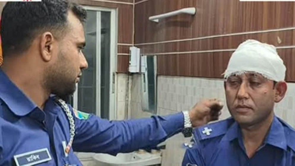 বিএনপির ২ গ্রুপের সংঘর্ষ, পুলিশ কর্মকর্তা আহত