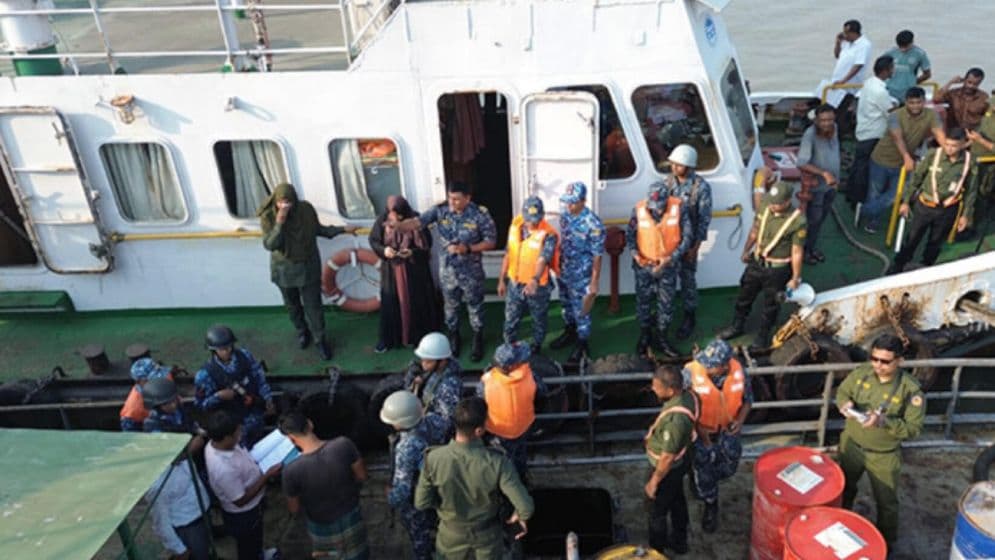 নদীতে রাখা ট্যাংকারে ৩৭ হাজার লিটার ডিজেল মজুত