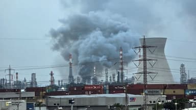 ইরানের হামলায় ইসরাইলের তেল শোধনাগারে আগুন image