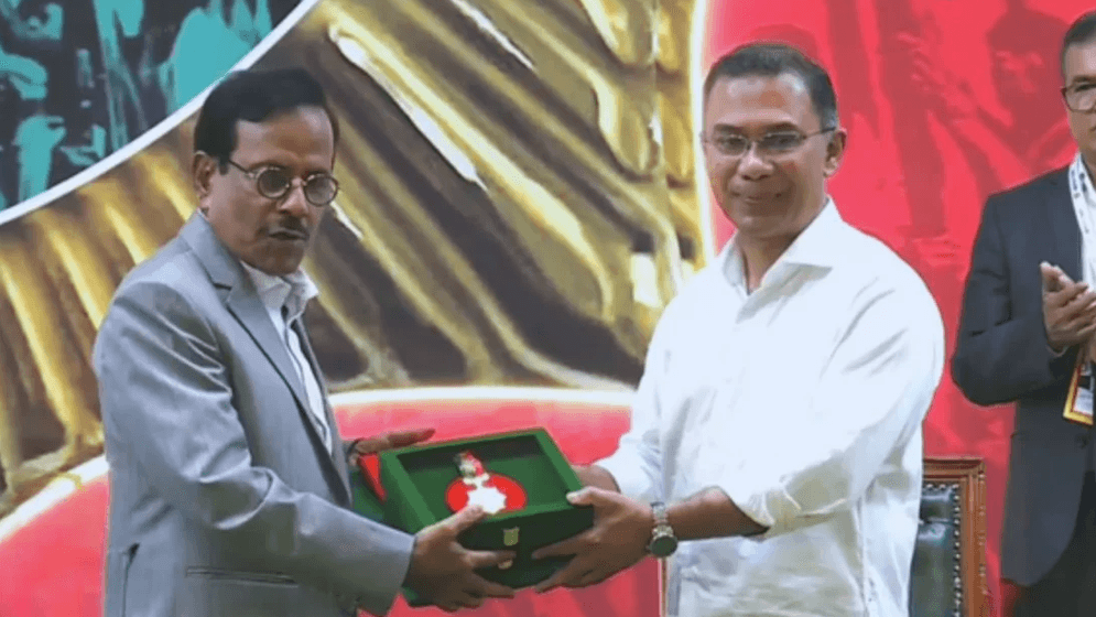 স্বাধীনতা পুরস্কার গ্রহণ করলেন হানিফ সংকেত