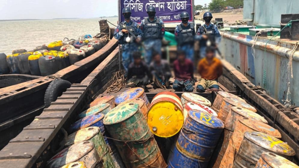নোয়াখালীতে ৮ লাখ টাকার অবৈধ জ্বালানি জব্দ, আটক ৪Image