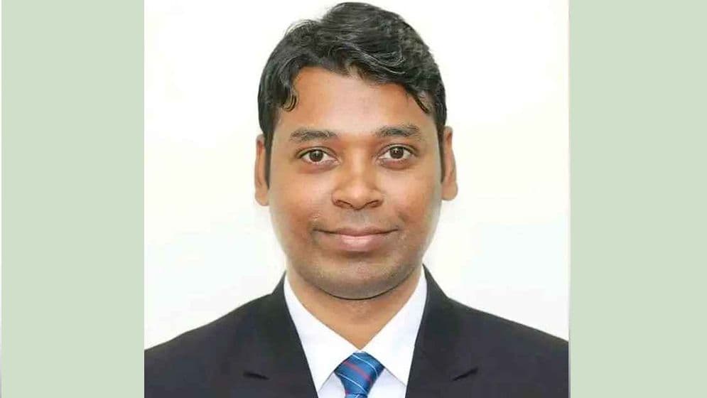 নারীর সঙ্গে আপত্তিকর ভিডিও ভাইরালের পর পালিয়েছেন ইউএনও