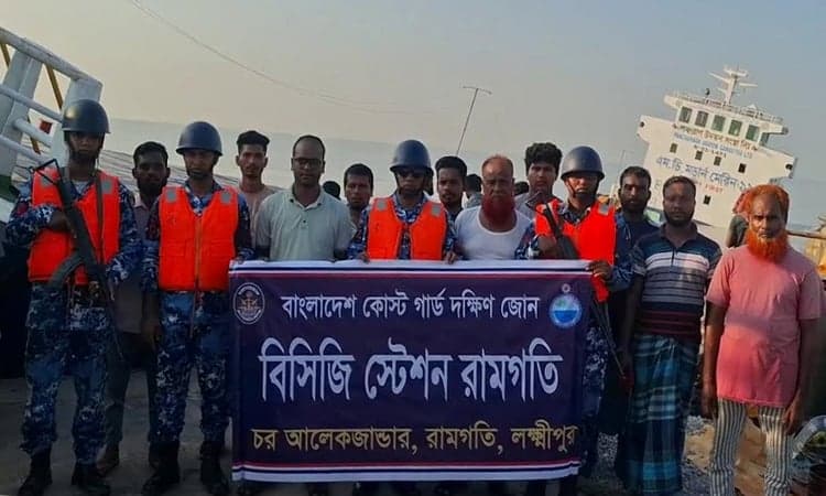 মেঘনায় ডুবে যাওয়া কয়লার জাহাজের ১৩ ক্রুকে উদ্ধার Image