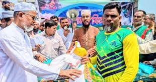 তুরাগে অগ্নিকাণ্ডে ক্ষতিগ্রস্তদের মধ্যে জামায়াতের খাদ্যসামগ্রী ও বস্ত্র বিতরণ