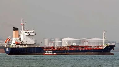 চোরাকারবারি হিসেবে ইরানের ৩ তেল ট্যাঙ্কার জব্দ করল ভারত image