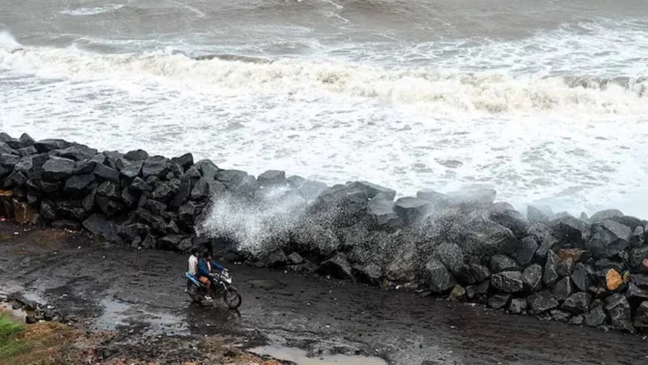 ভারতের দিকে ধেয়ে যাচ্ছে ঘূর্ণিঝড় দিতওয়াহImage