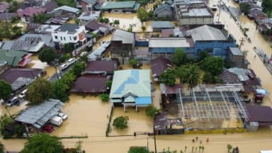 ইন্দোনেশিয়ায় বন্যা-ভূমিধসে মৃতের সংখ্যা বেড়ে ১৭৪, নিখোঁজ ৮০ image