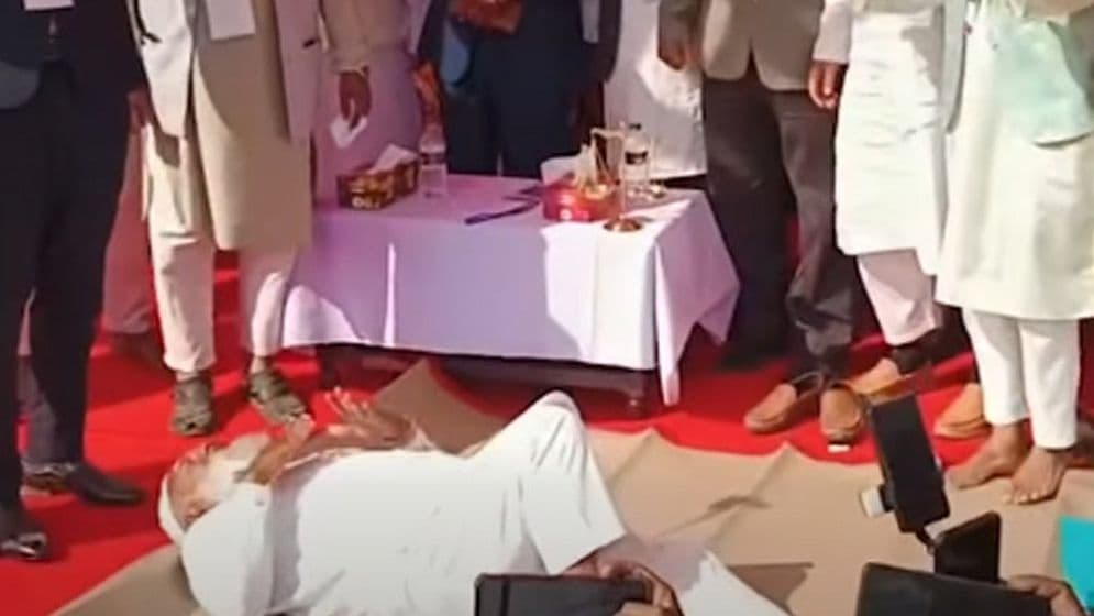 মঞ্চে শীতল পাটি পেয়ে শুয়ে পড়লেন জামায়াত আমির image