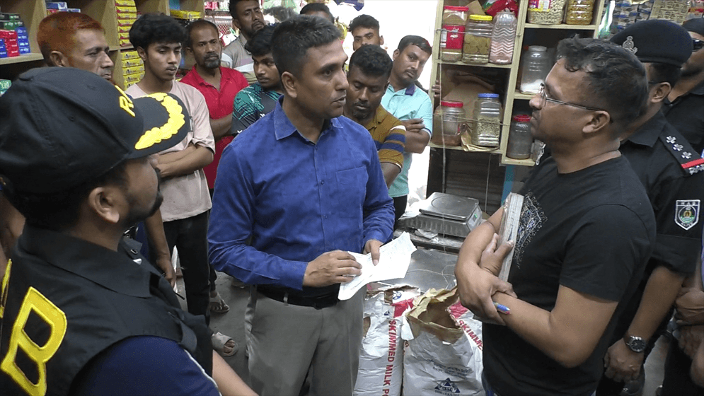 যশোরে ৪৩ হাজার লিটার ভোজ্যতেল জব্দ, জরিমানা