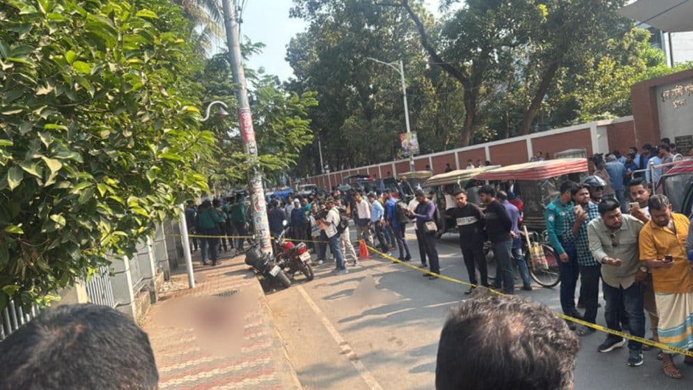 আদালত চত্বরে প্রকাশ্যে দুজনকে কুপিয়ে-গুলি করে হত্যাImage