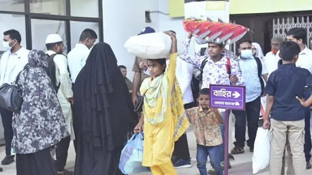 ছুটি কাটিয়ে ঢাকায় ফিরছেন কর্মব্যস্ত মানুষ, কমলাপুরে উপচেপড়া ভিড়Image