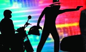 ব্যবসা প্রতিষ্ঠান লুট, পুলিশে খবর দেওয়ায় বাড়িতে গুলি