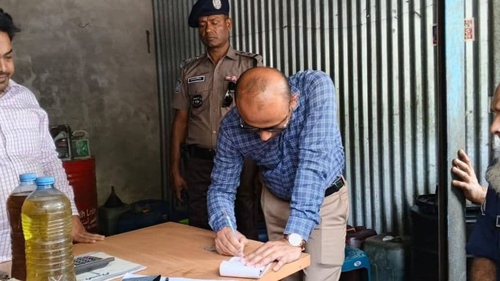 ১১৬ টাকার তেল বিক্রি হচ্ছিল ১৬০ টাকায়, ব্যবসায়ীকে শাস্তিImage