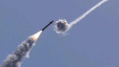 ইসরাইলের দিকে একযোগে ৩০টি ক্ষেপণাস্ত্র ছুড়ল ইরান image