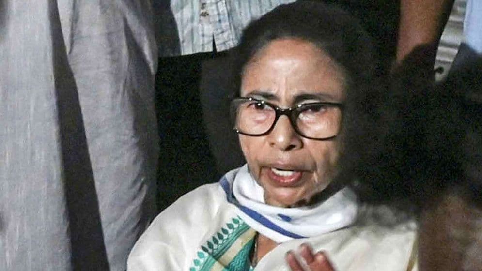 মমতার গাড়ি ঘিরে ‘চোর-চোর’ স্লোগান, সাখাওয়াত মেমোরিয়ালে উত্তেজনা