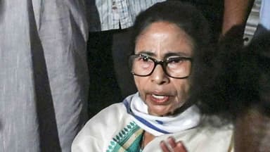 মমতার গাড়ি ঘিরে ‘চোর-চোর’ স্লোগান, সাখাওয়াত মেমোরিয়ালে উত্তেজনা image