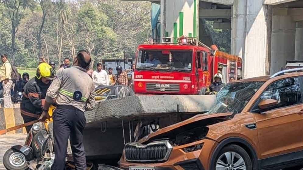 ভারতে চলন্ত গাড়ির ওপর ভেঙে পড়ল মেট্রোরেলের পিলার, নিহত ১