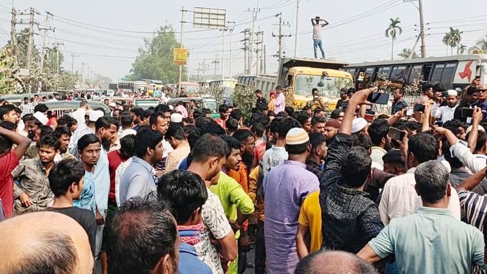 চাঁদা ৩০ থেকে বাড়িয়ে ৭০ টাকা দাবি, প্রতিবাদে অবরোধ-বিক্ষোভ