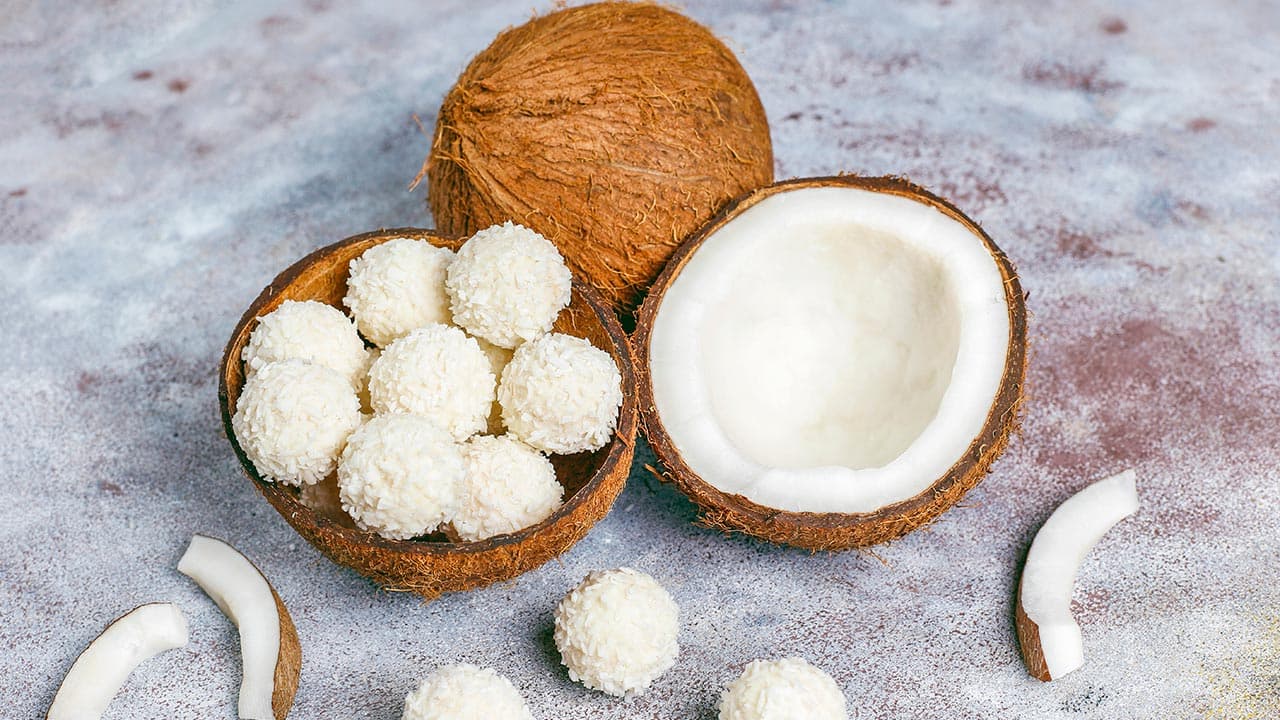 নারিকেলের সাদা নাড়ু তৈরির রেসিপি জেনে নিন image