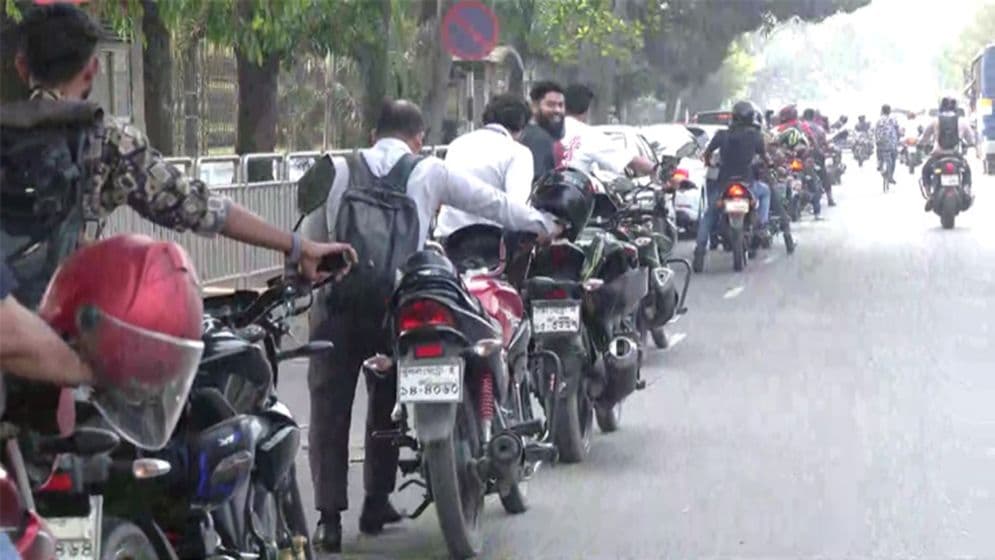 তেলের জন্য হাহাকার, ভোগান্তি চরমে