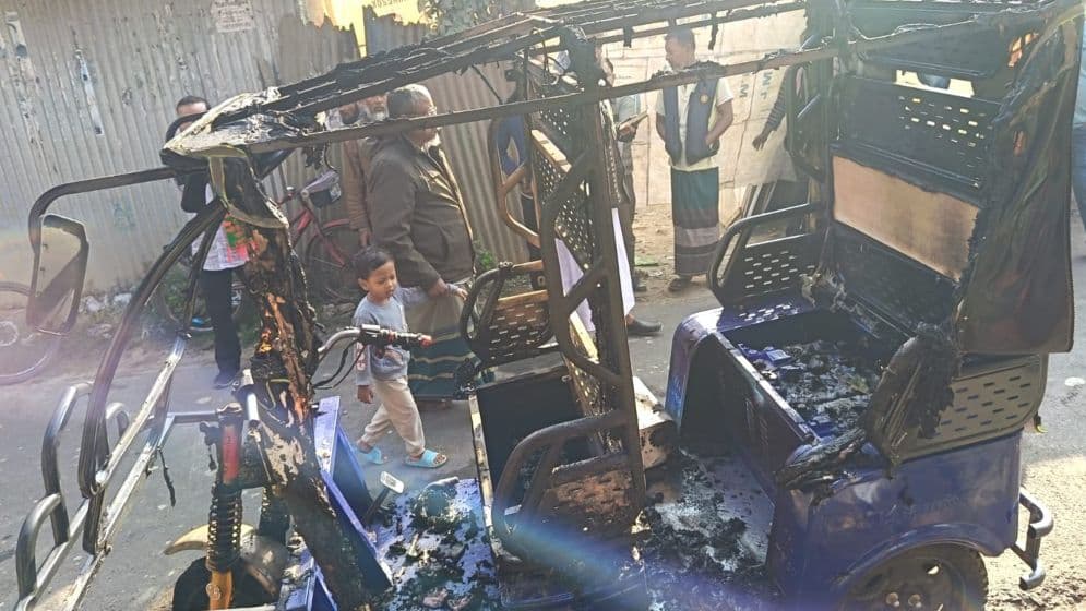 নোয়াখালীতে ১১ দলের নির্বাচনি অফিসে আগুন