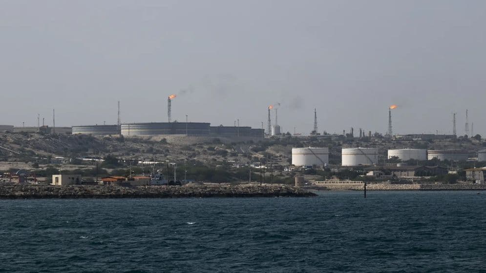 তড়িঘড়ি তেল ট্যাংকারে ভরছে ইরান, উৎপাদন বাড়িয়েছে সৌদিও