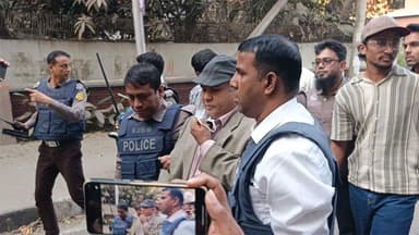 ধানমন্ডি ৩২ থেকে ঢাবি অধ্যাপকসহ আটক ৫ image