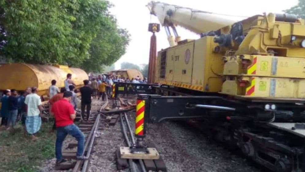 সিলেটে তেলবাহী ট্রেন লাইনচ্যুত, রেল যোগাযোগ বন্ধ