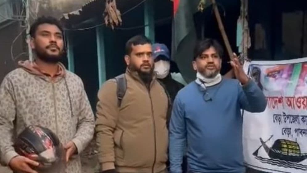 তালা ভেঙে আ.লীগ অফিসে পতাকা উত্তোলন