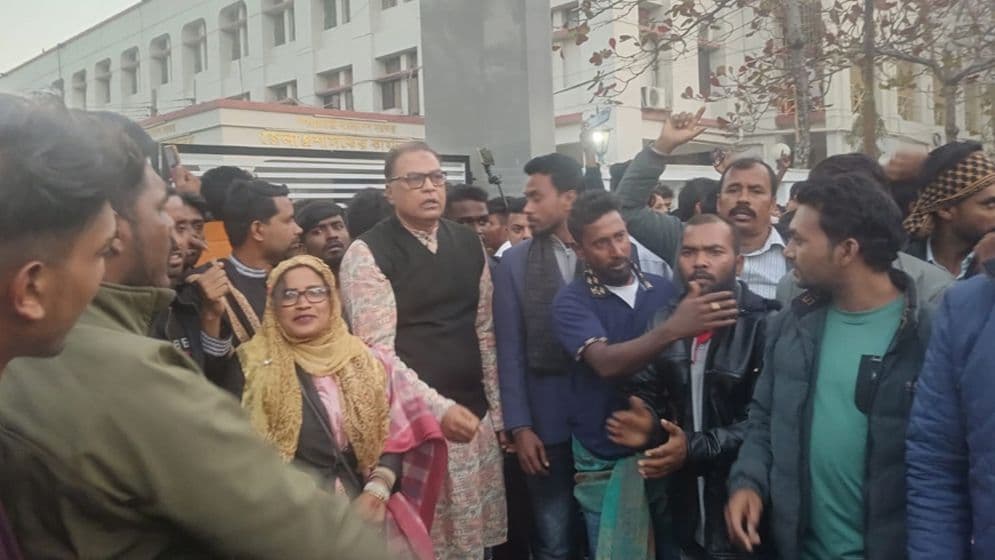 ভোট পুন:গণনার দাবিতে পাবনা ডিসি অফিস ঘেরাও