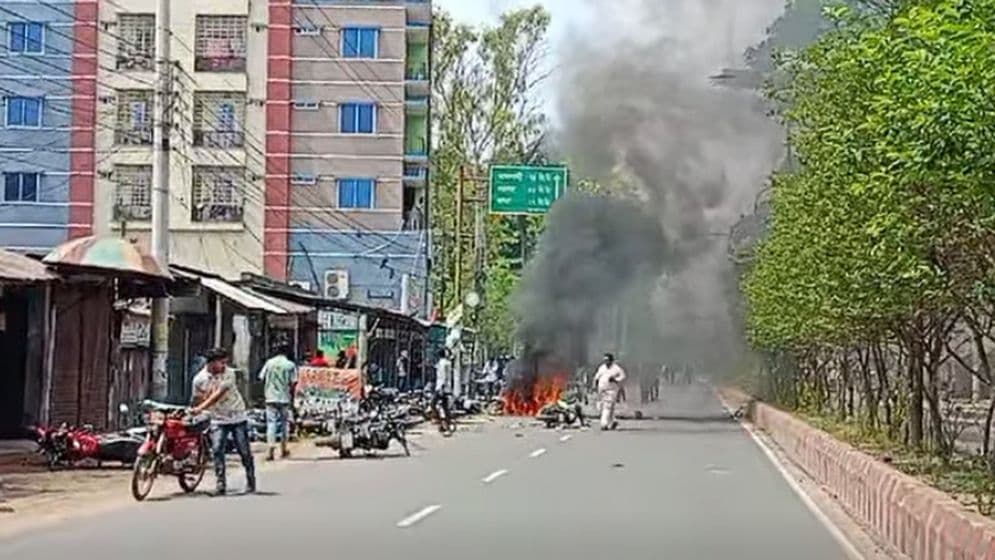 বিএনপির অফিস-মিছিলে হামলায় আহত ২৫, ৬ মোটরসাইকেলে আগুন