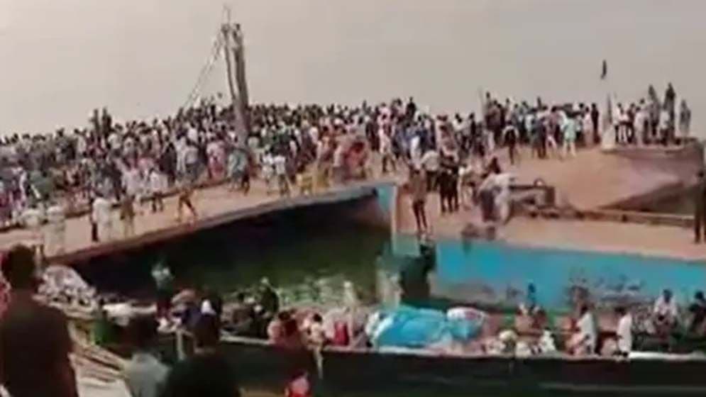 পদ্মায় পড়ে গেছে যাত্রীবাহী বাস, বহু হতাহতের শঙ্কাImage