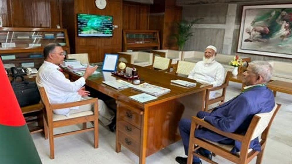 জাতীয়  বিরোধী দলীয় নেতাকে নিজ কক্ষে নিয়ে বৈঠক করলেন প্রধানমন্ত্রীImage