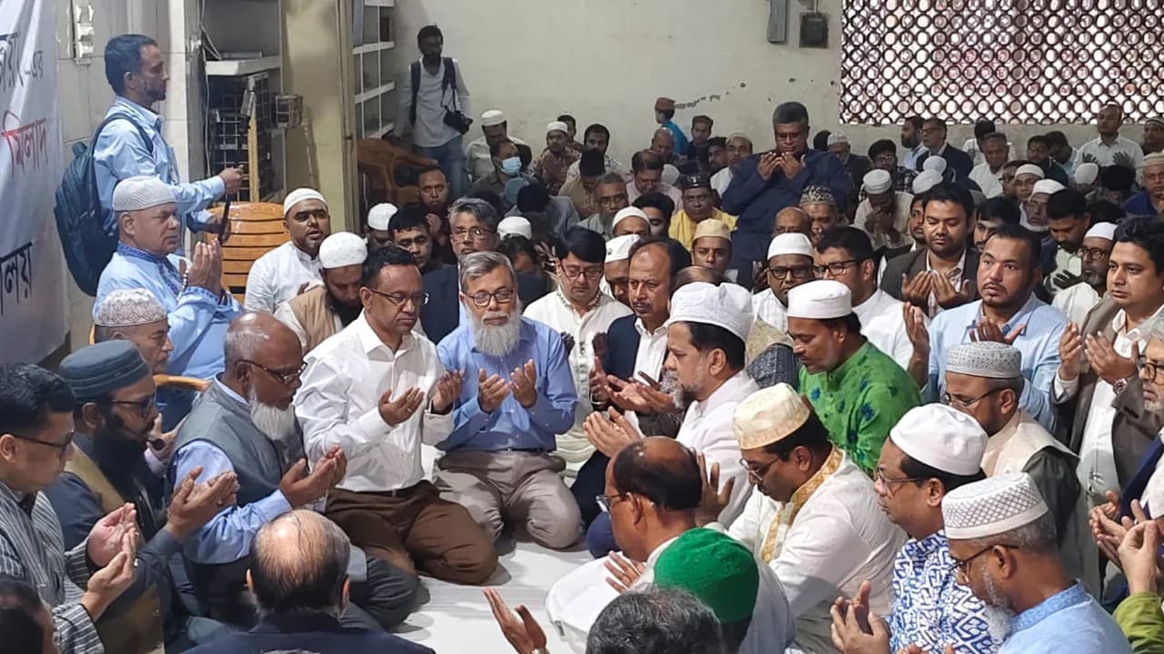 খালেদা জিয়ার সুস্থতা কামনায় ঢাবি সাদা দলের দোয়া মাহফিলImage