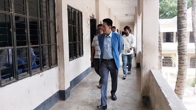 হঠাৎ এসএসসি পরীক্ষা কেন্দ্রে শিক্ষামন্ত্রী, অতঃপর... image