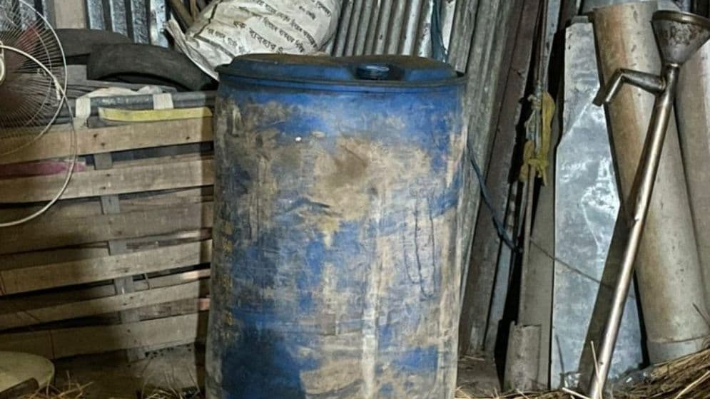 বিএনপি নেতার গোয়ালঘরে মিলল ড্রামভর্তি পেট্রোল, বিক্রি করতেন ছেলে যুবলীগ নেতাImage