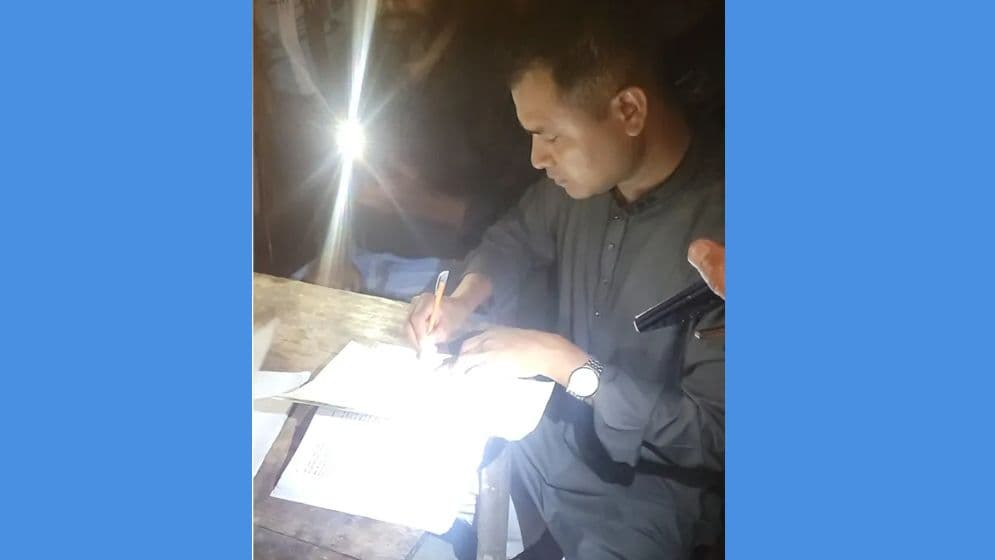 প্রবাসীর স্ত্রীকে বিয়ের প্রস্তাব দিতে গিয়ে ধরা পুলিশ সদস্যImage