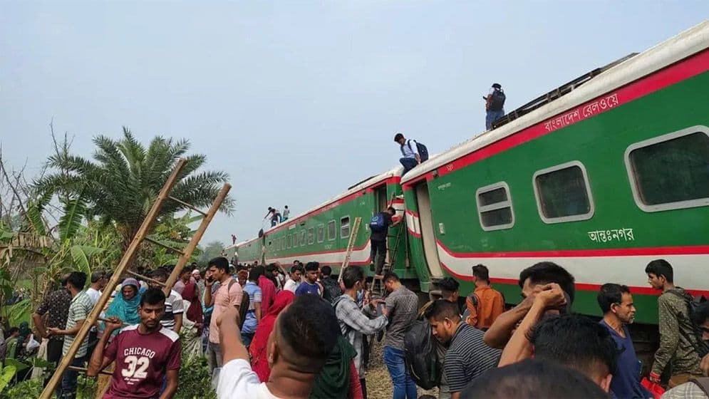 বগুড়ায় ট্রেনের ৯ বগি লাইনচ্যুত, উত্তরবঙ্গের সঙ্গে ঢাকার যোগাযোগ বন্ধImage
