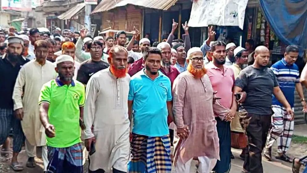 ইউপি চেয়ারম্যানকে বের করে কার্যালয়ে তালা দিল ছাত্রদল