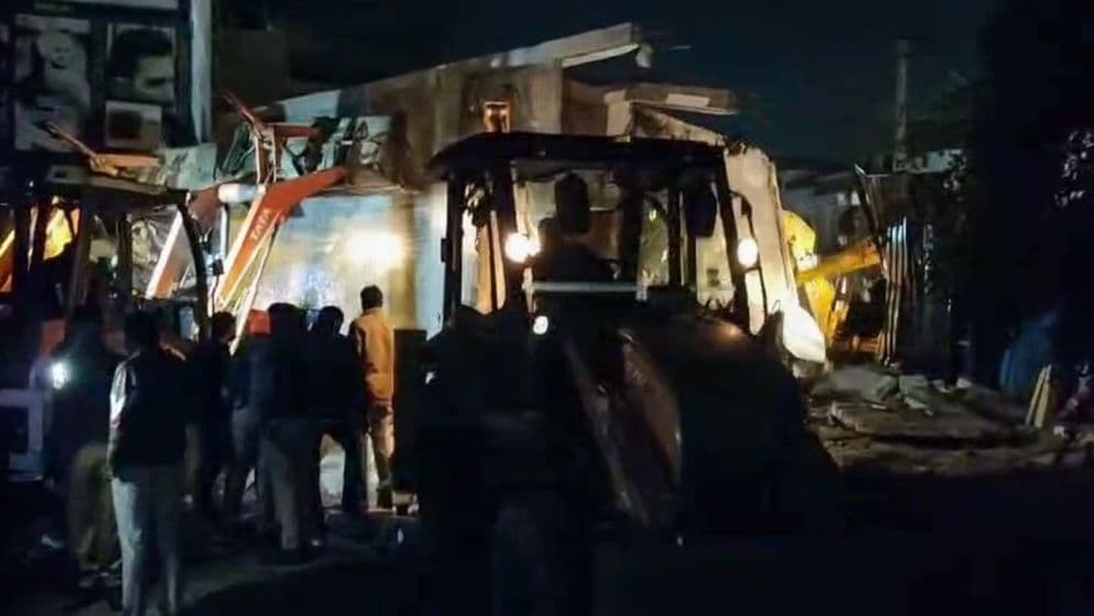 ভারতে তিনতলা ভবন ধস, বহু মানুষ চাপা পড়ার আশঙ্কা