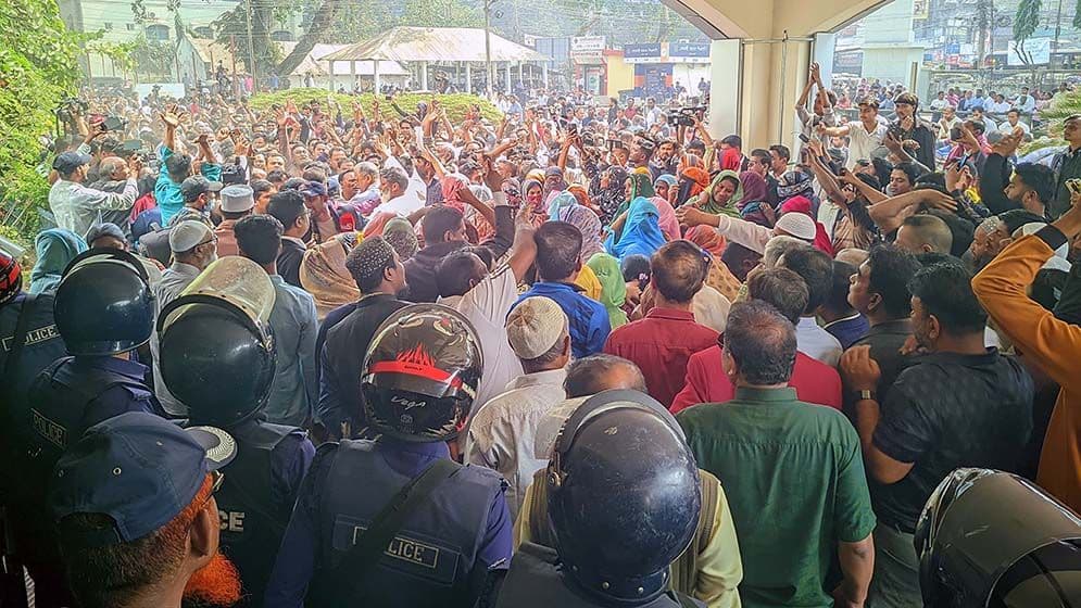 ডিসি কার্যালয় ঘেরাও বিএনপির তিন প্রার্থীসহ নেতাকর্মীর