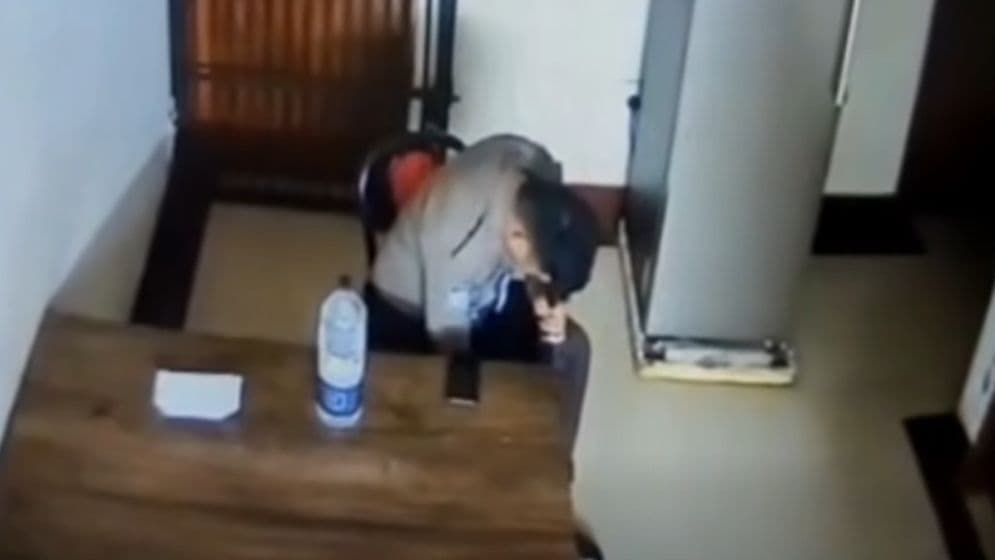 নিজের মাথায় গুলি করলেন পুলিশ সদস্যImage