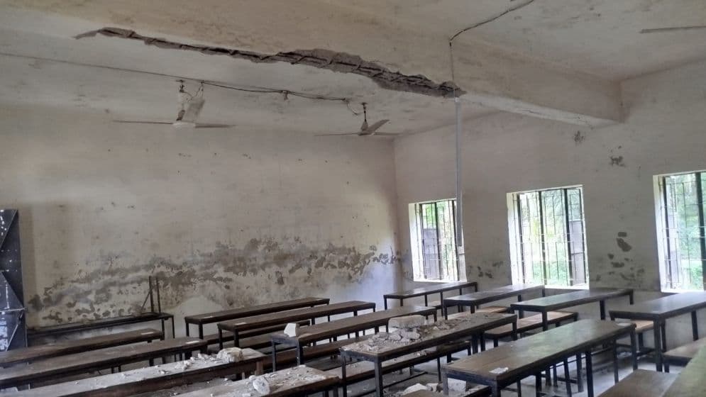 ক্লাস চলাকালে ধসে পড়ল ছাদের পলেস্তারা, আহত ৭ শিক্ষার্থী