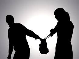 যাত্রীর গলায় ছুরি ধরে ছিনতাই রিকশাচালকেরImage